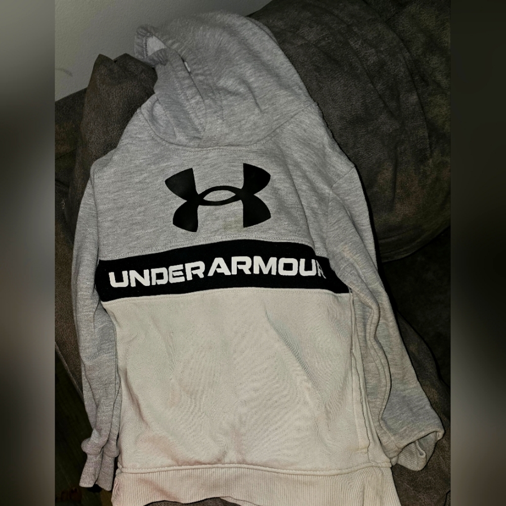 Boys under Armour sweatshirt